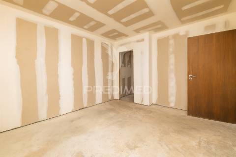 Armazéns para venda – lago, amares (610 m²)