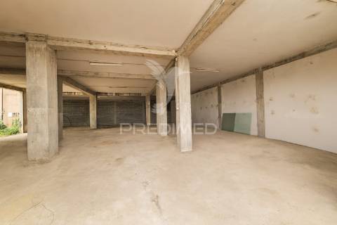 Armazéns para venda – lago, amares (610 m²)