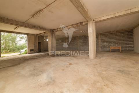 Armazéns para venda – lago, amares (610 m²)