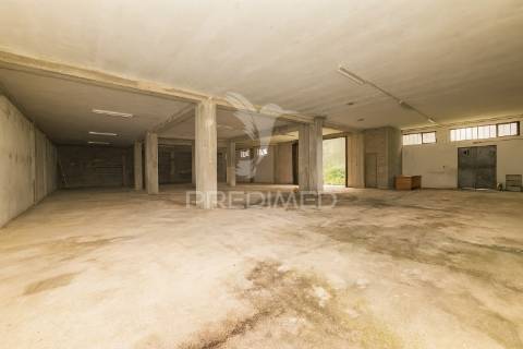 Armazéns para venda – lago, amares (610 m²)