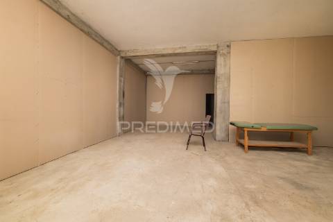 Armazém para venda – lago, amares (241 m²)