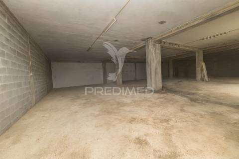 Armazéns para venda – lago, amares (369 m²)