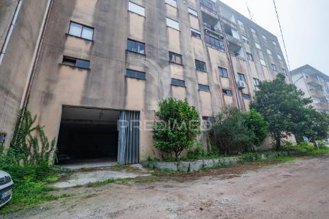 Armazéns para venda – lago, amares (369 m²)