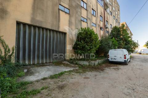 Armazéns para venda – lago, amares (369 m²)