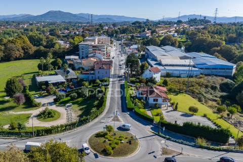 Armazéns para venda – lago, amares (369 m²)