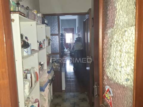 Moradia t2 com garagem e terreno em alpiarça, santarém.