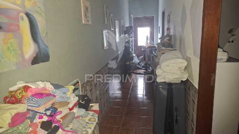 Moradia t2 com garagem e terreno em alpiarça, santarém.