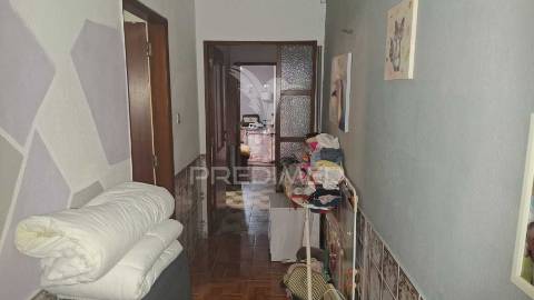 Moradia t2 com garagem e terreno em alpiarça, santarém.