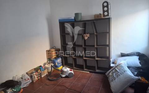 Moradia t2 com garagem e terreno em alpiarça, santarém.