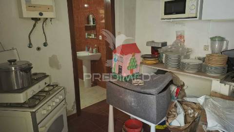 Moradia t2 com garagem e terreno em alpiarça, santarém.