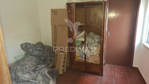 Moradia t2 com garagem e terreno em alpiarça, santarém.