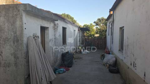 Moradia t2 com garagem e terreno em alpiarça, santarém.