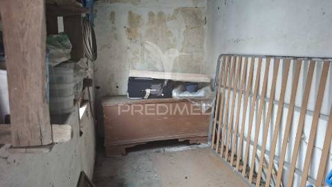 Moradia t2 com garagem e terreno em alpiarça, santarém.