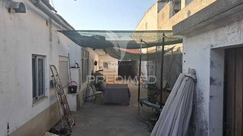 Moradia t2 com garagem e terreno em alpiarça, santarém.