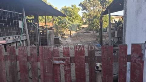 Moradia t2 com garagem e terreno em alpiarça, santarém.