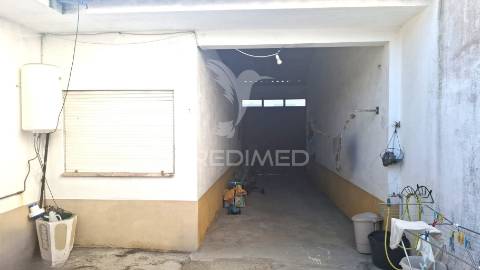 Moradia t2 com garagem e terreno em alpiarça, santarém.