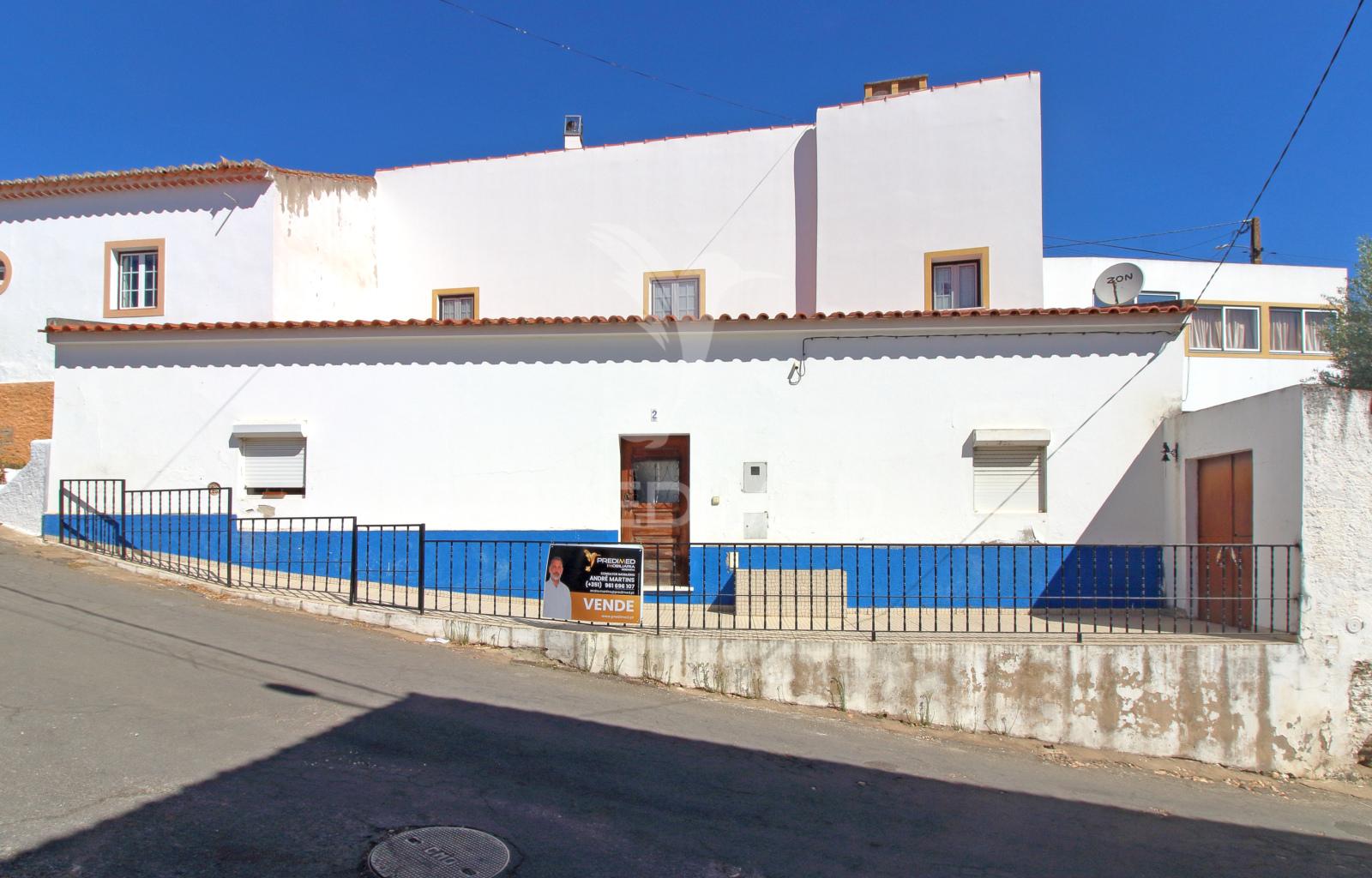 Moradia com 4 quartos e quintal em garvão