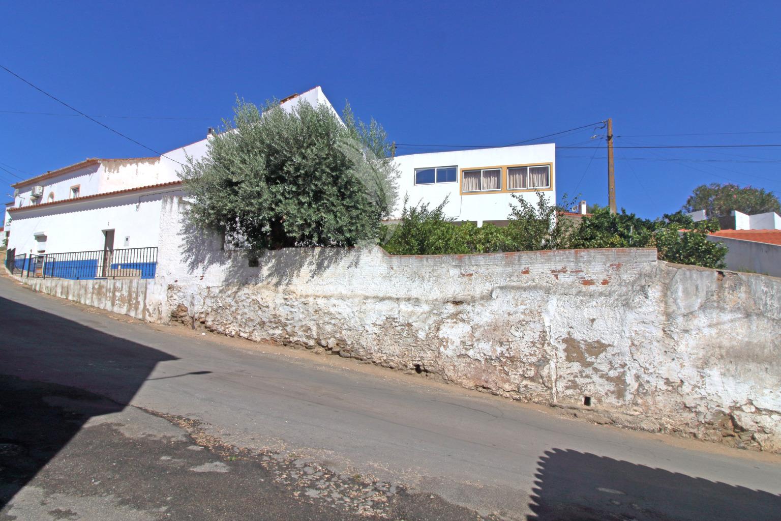 Moradia com 4 quartos e quintal em garvão