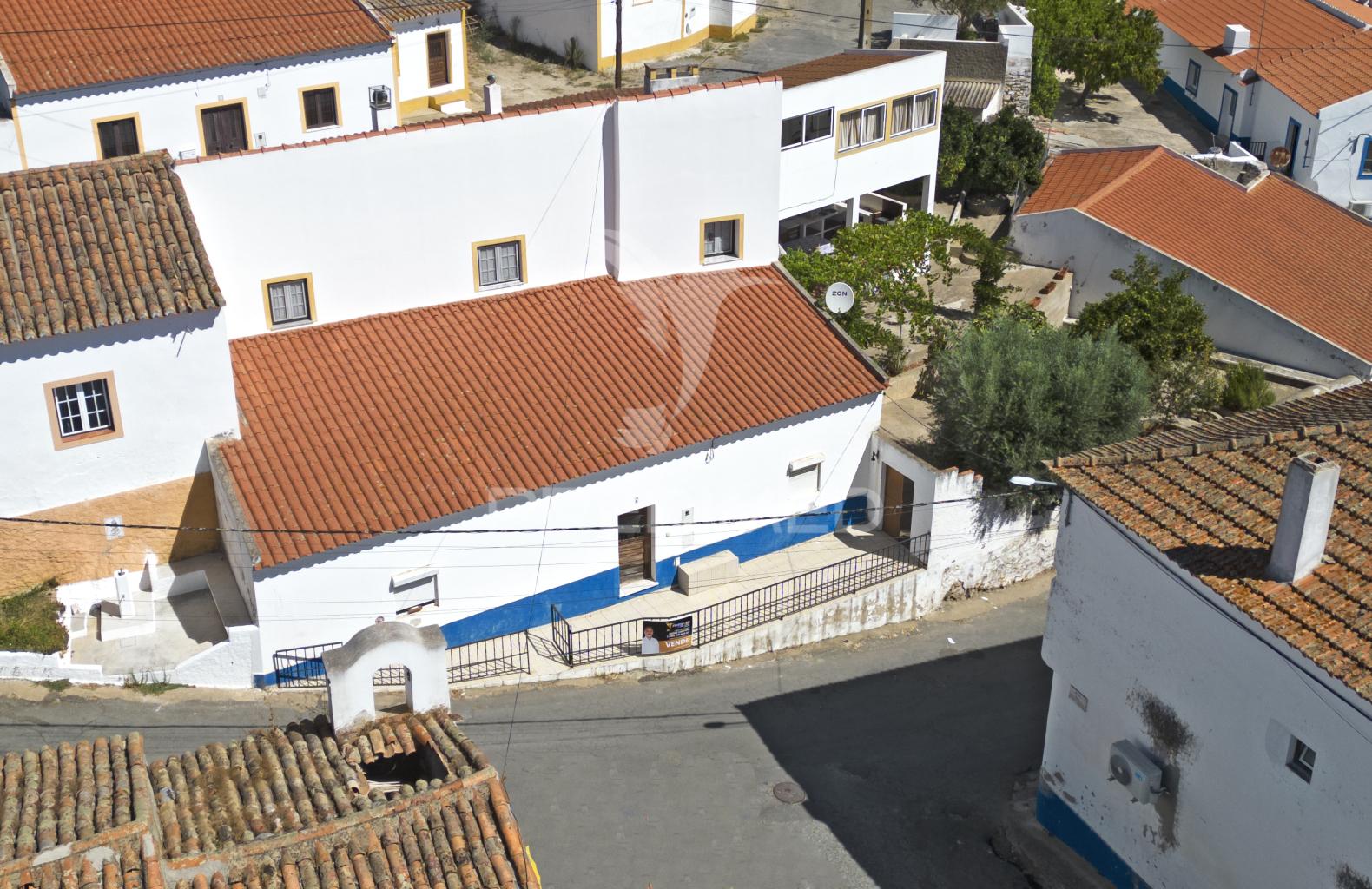 Moradia com 4 quartos e quintal em garvão