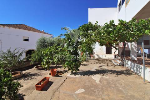 Moradia com 4 quartos e quintal em garvão