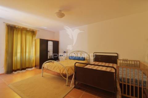 Moradia com 4 quartos e quintal em garvão