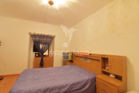 Moradia com 4 quartos e quintal em garvão