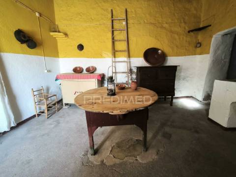 Casa tipicamente alentejana (para restaurar) com 2 quartos