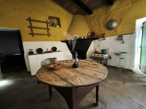 Casa tipicamente alentejana (para restaurar) com 2 quartos