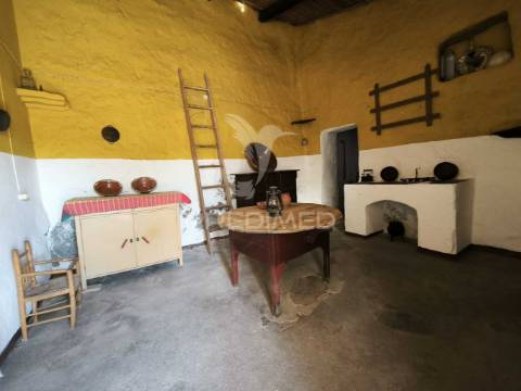 Casa tipicamente alentejana (para restaurar) com 2 quartos