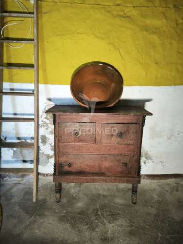 Casa tipicamente alentejana (para restaurar) com 2 quartos