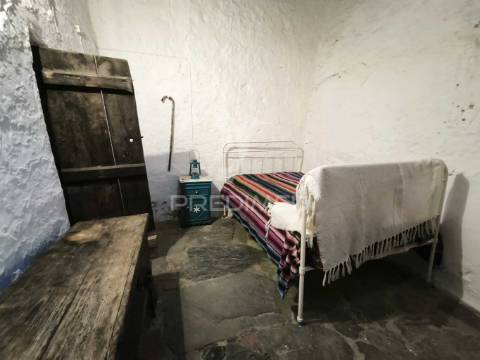Casa tipicamente alentejana (para restaurar) com 2 quartos
