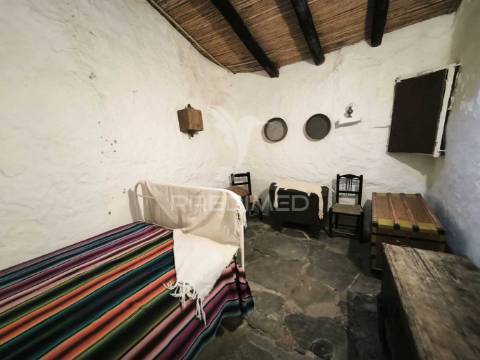 Casa tipicamente alentejana (para restaurar) com 2 quartos