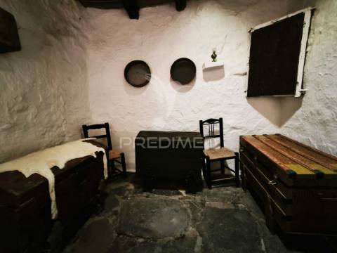 Casa tipicamente alentejana (para restaurar) com 2 quartos