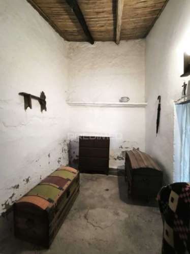 Casa tipicamente alentejana (para restaurar) com 2 quartos