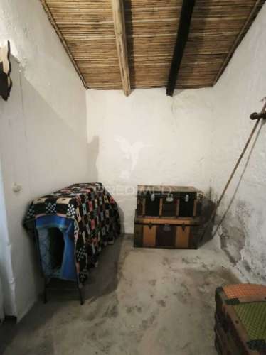 Casa tipicamente alentejana (para restaurar) com 2 quartos