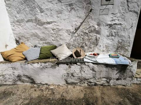 Casa tipicamente alentejana (para restaurar) com 2 quartos