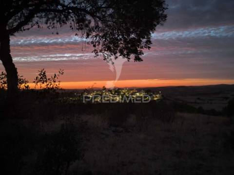 Casa tipicamente alentejana (para restaurar) com 2 quartos