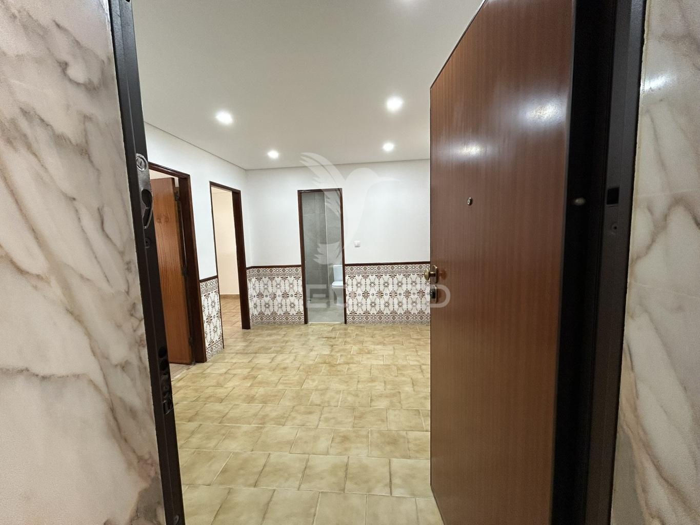 Apartamento t2 na arrentela (rés-do-chão)