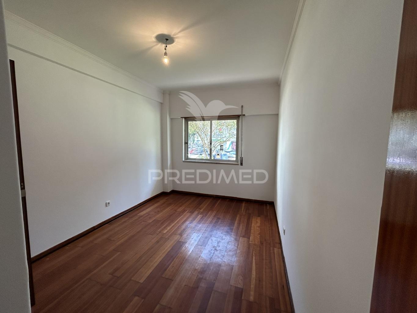 Apartamento t2 na arrentela (rés-do-chão)
