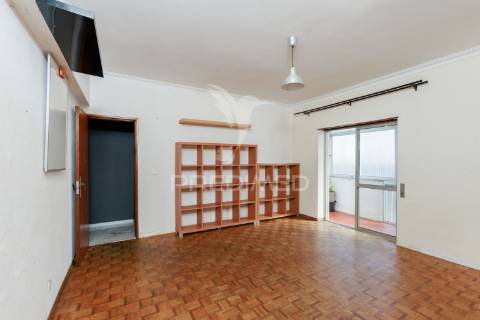 Apartamento t3 - pct antónio ribeiro sanches 8, 3 esq. - laranjeiro - almada - 254.900 eur