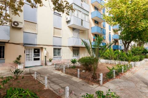 Apartamento t3 - pct antónio ribeiro sanches 8, 3 esq. - laranjeiro - almada - 254.900 eur