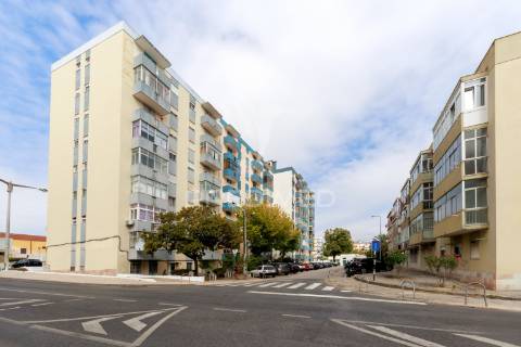 Apartamento t3 - pct antónio ribeiro sanches 8, 3 esq. - laranjeiro - almada - 254.900 eur