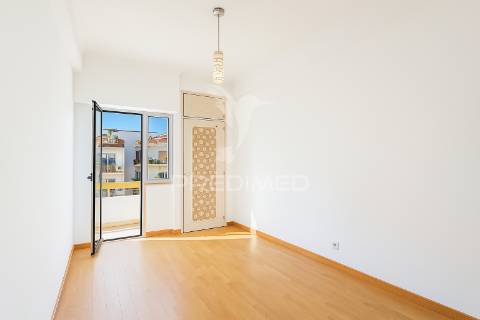 Apartamento t2 em oeiras - renovado