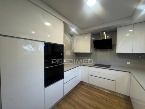 Moradia t3 contemporânea com piscina privativa – lagoa de albufeira