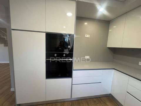 Moradia t3 contemporânea com piscina privativa – lagoa de albufeira