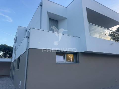 Moradia t3 contemporânea com piscina privativa – lagoa de albufeira