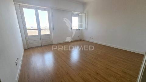 Apartamento t2 com vista rio  na póvoa de santa iria