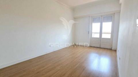 Apartamento t2 com vista rio  na póvoa de santa iria
