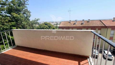 Apartamento t2 com vista rio  na póvoa de santa iria