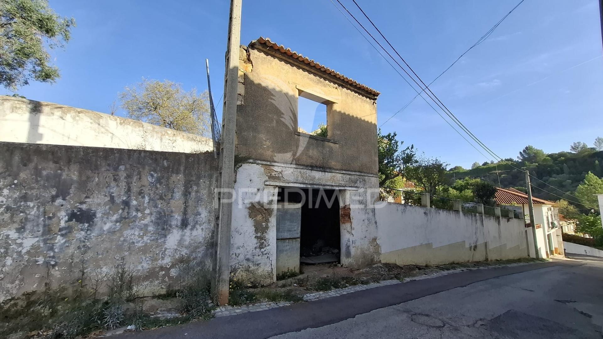 Moradia t0 com garagem para recuperar em pernes, santarém.